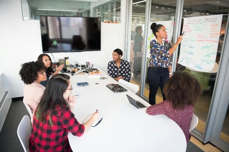 Cómo Evaluar Ideas y Conceptos en Proyectos Digitales. Imagen destacada del artículo de Paruma